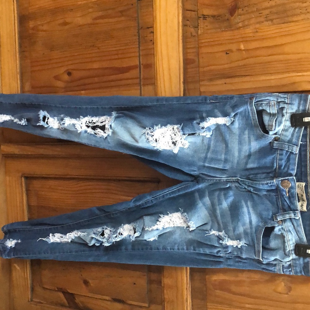 never worn. Ripped jeans !